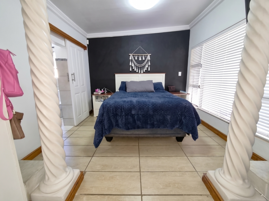 6 Bedroom Property for Sale in Struisbaai Western Cape